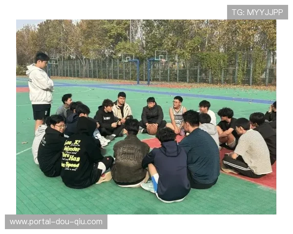 赛前训练开放,媒体拍摄战术演练