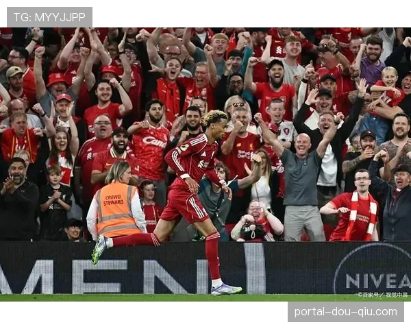 实时:曼联对阵伯恩利比赛因球迷医疗事件暂停15分钟后恢复 实时:曼联对阵伯恩利比赛因球迷医疗事件暂停15分钟后恢复